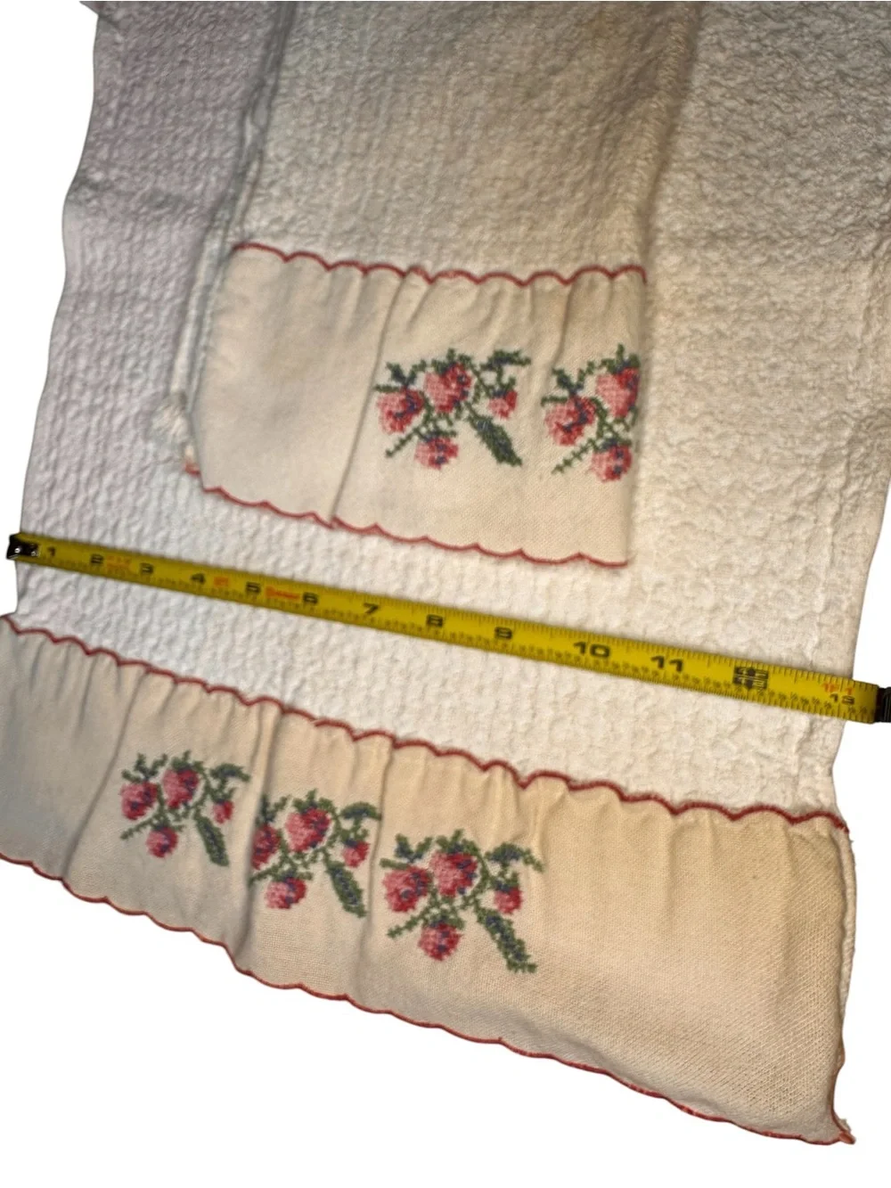 Set Of 2 Vintage Cottagecore Embroidered Scalloped Hand Towels Homespun Hearth